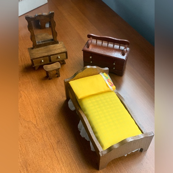 Vintage Dollhouse Bedroom 3 pieces, Bed, Vanity, Blanket Chest. - Picture 2 of 13
